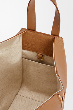 Loewe Компактная сумка Hammock из мягкой зернистой телячьей кожи, тоффи