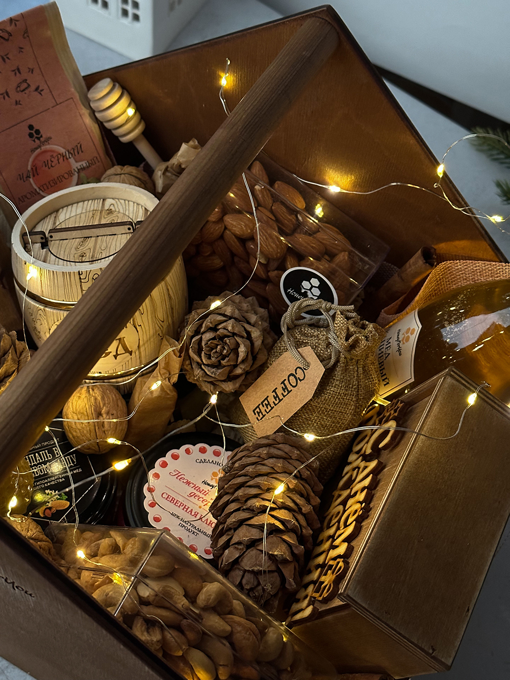 Подарочный набор HoneyForYou в деревянном ящике с медом, орехами и чаем