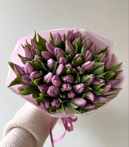 51 ярко розовый тюльпан в стильной упаковке