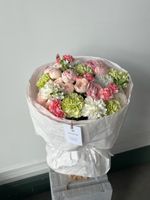 Букет из хризантемы, диантусов, оксипеталума, ранункулюсов и кустовых пионовидных роз