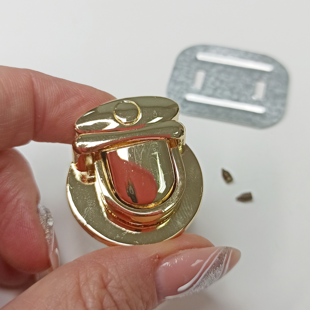 Замок защелка на винтах 30*35 Золото