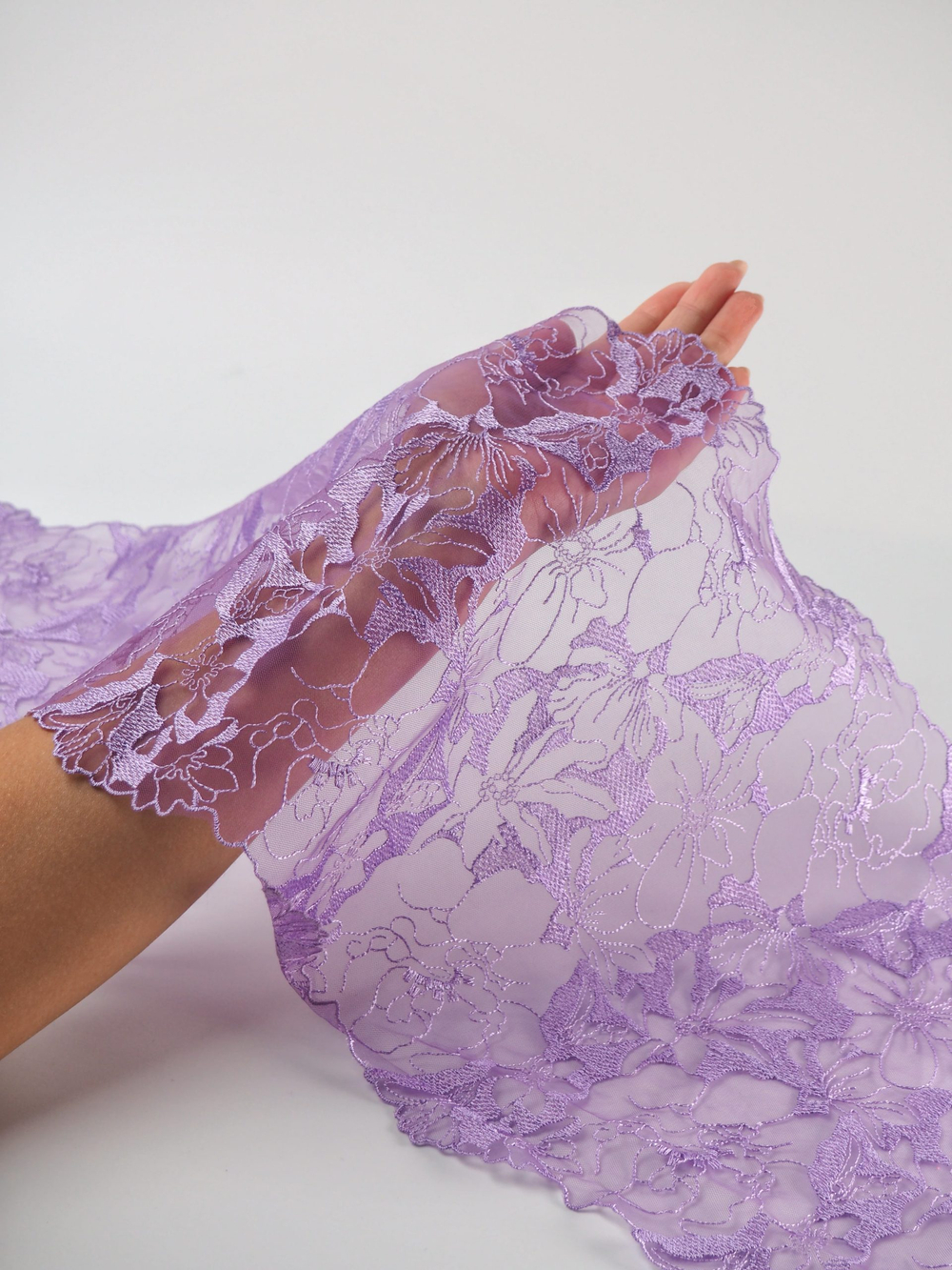 Вышивка на сетке яркая лаванда неэластичная ширина 22 см