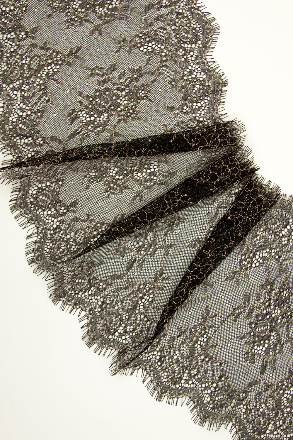 Кружево шантильи черное с бежевой нитью неэластичное ширина 22 см длина 1.45 м