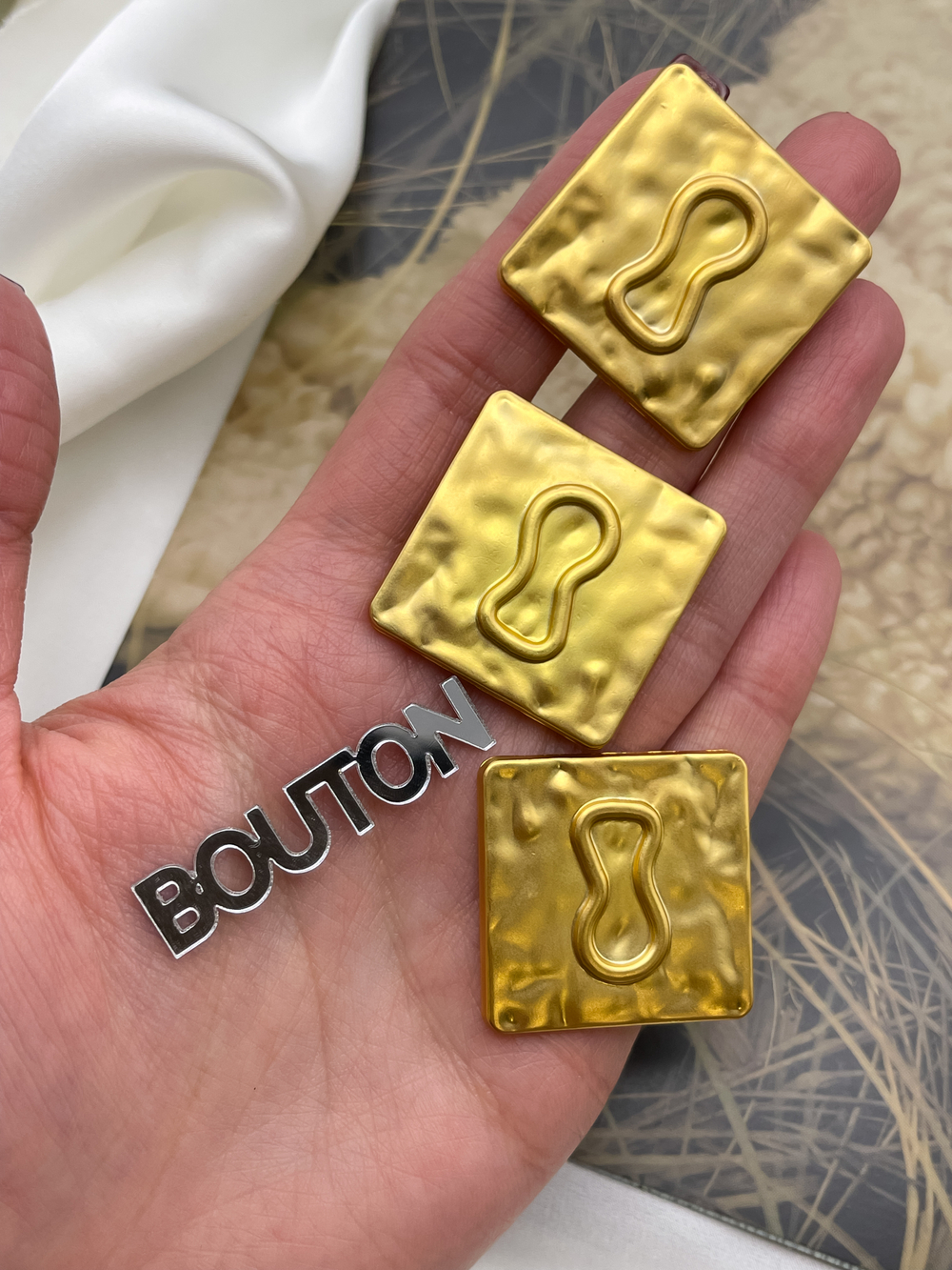 Пуговицы Скиапар. квадратные матовое золото "Замочная скважина"