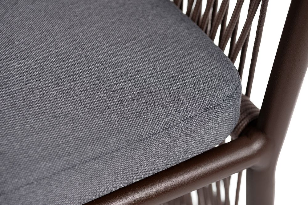 "Романо" стул плетеный из роупа, каркас алюминий коричневый (RAL8016) муар, роуп коричневый круглый, ткань темно-серая 027