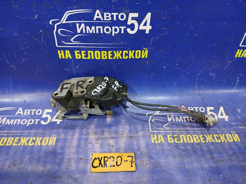 Замок двери передней правой TOYOTA ESTIMA 1995