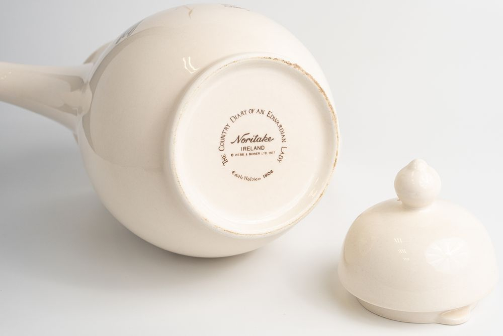 Чайник из сервиза «Сельский дневник леди эпохи короля Эдуарда» Эдит Холден (The Country Diary of an Edwardian Lady by Edith Holden 1906)