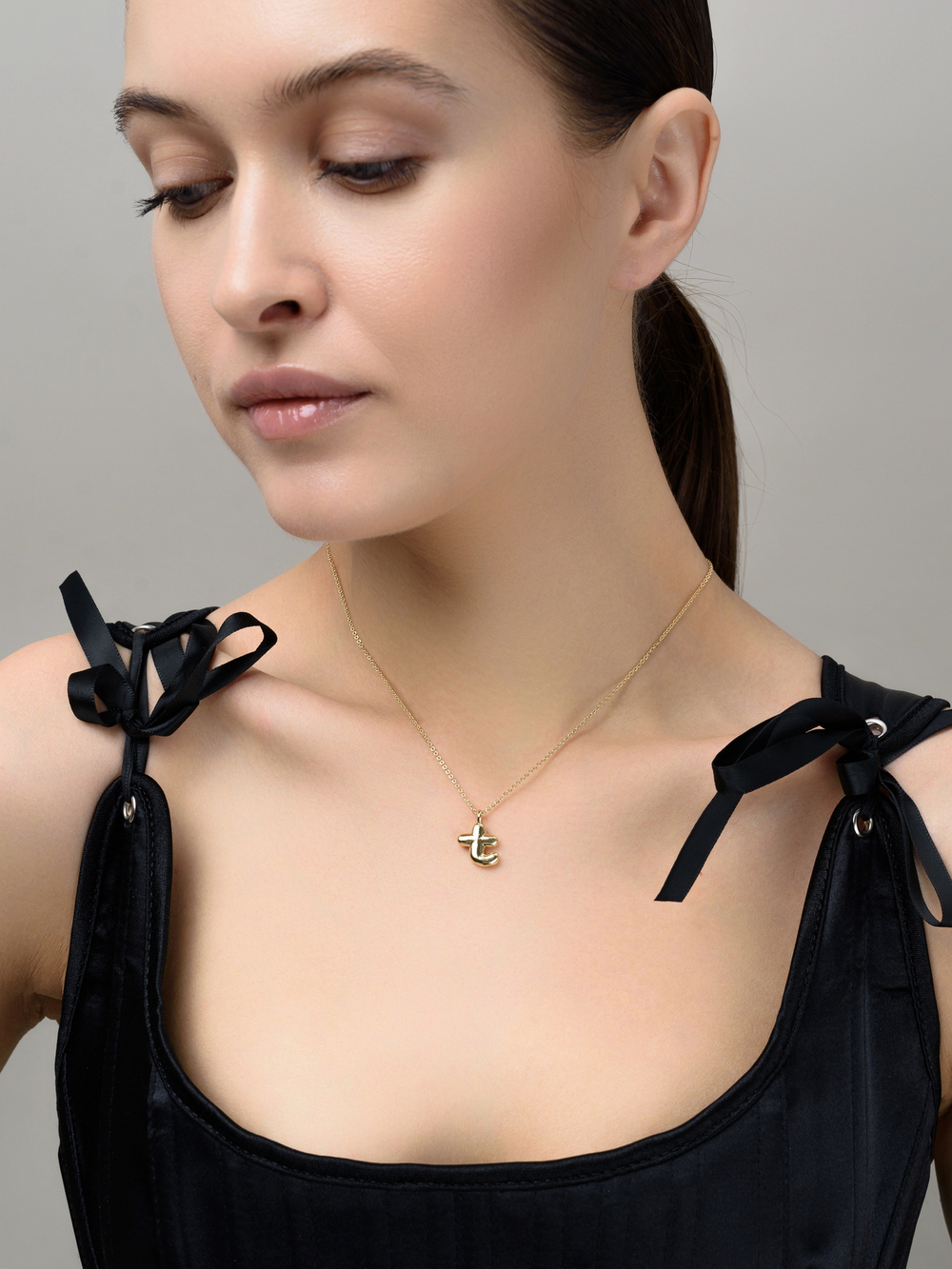 Колье с буквой Т