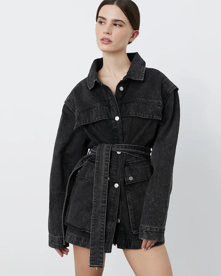 Джинсовая куртка с поясом темно-серого цвета
