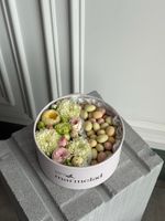 Цветочная композиция в коробке+ миндаль в белой шоколадной глазури