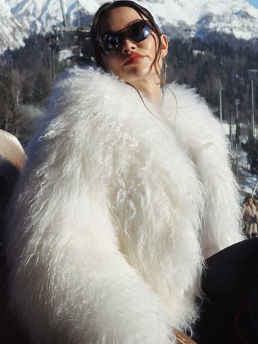 Белая объемная шуба из меха ламы