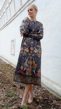 Платье миди "Две голубки", коллекция «Сны белого камня», по мотивам белокаменной резьбы домонгольских соборов Владимирской земли