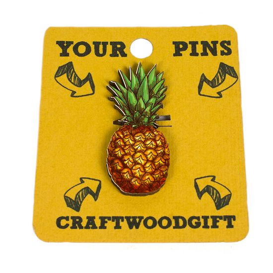 Деревянный значок. Ананас
