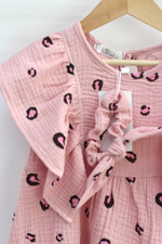 Платье из муслина «Розовый лео» с резинкой для волос в комплекте