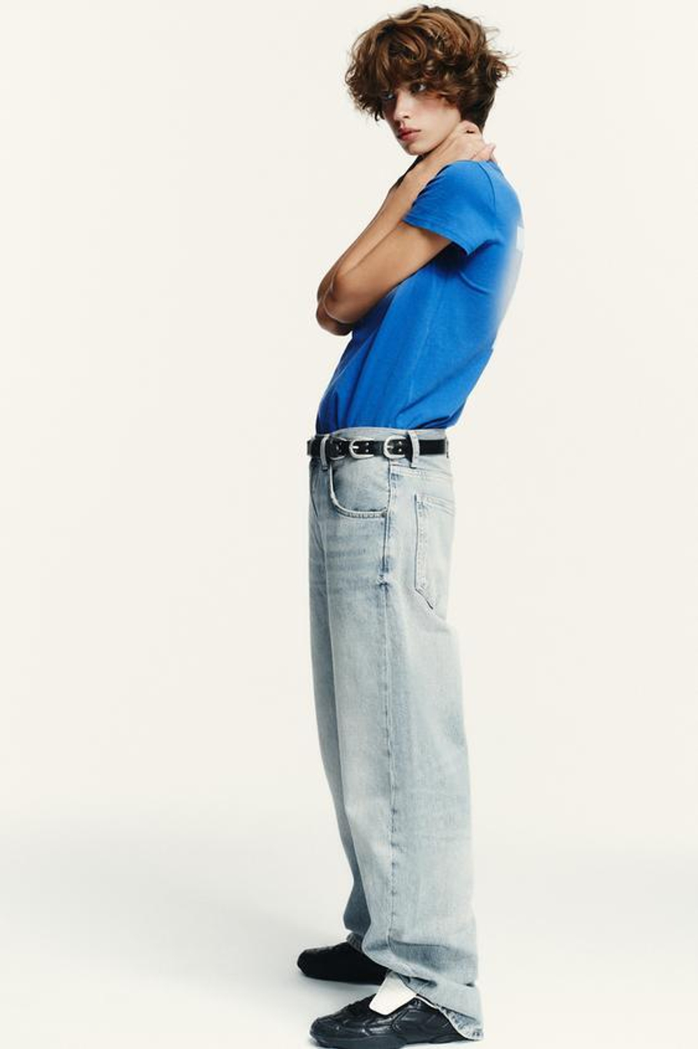 ZARA ДЖИНСЫ TRF OVERSIZE СО СМЕЩЕННЫМ ШВОМ И СРЕДНЕЙ ПОСАДКОЙ, СИНИЙ