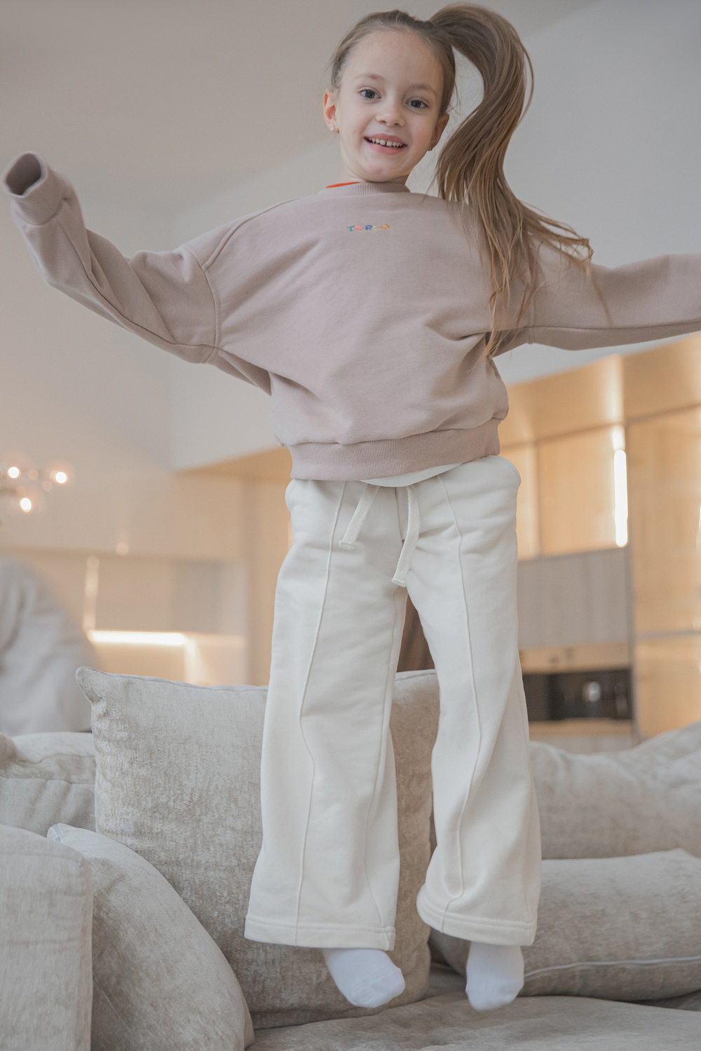 Брюки прямые с декоративной строчкой Зефир