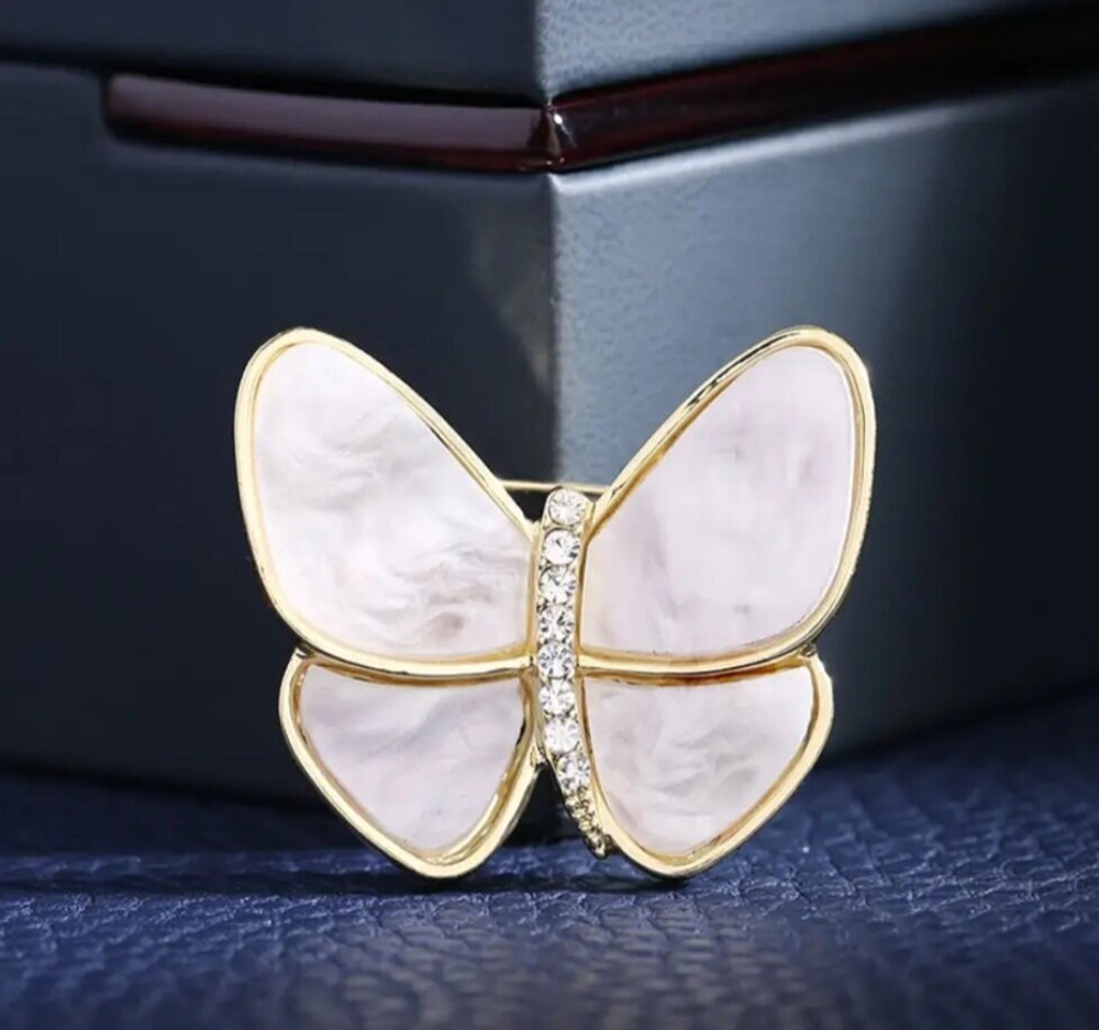 Брошка, брошь перламутровая "Бабочка". БелыйЦвет-синий. Символ стабильности и духовного начала.