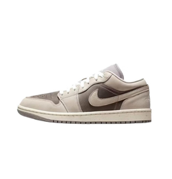alt="Air Jordan 1 Low SE Enigma Stone Pale Ivory вид сбоку на белом фоне"