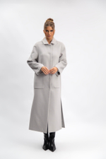 Пальто двубортное с боковыми разрезами и накладными карманами