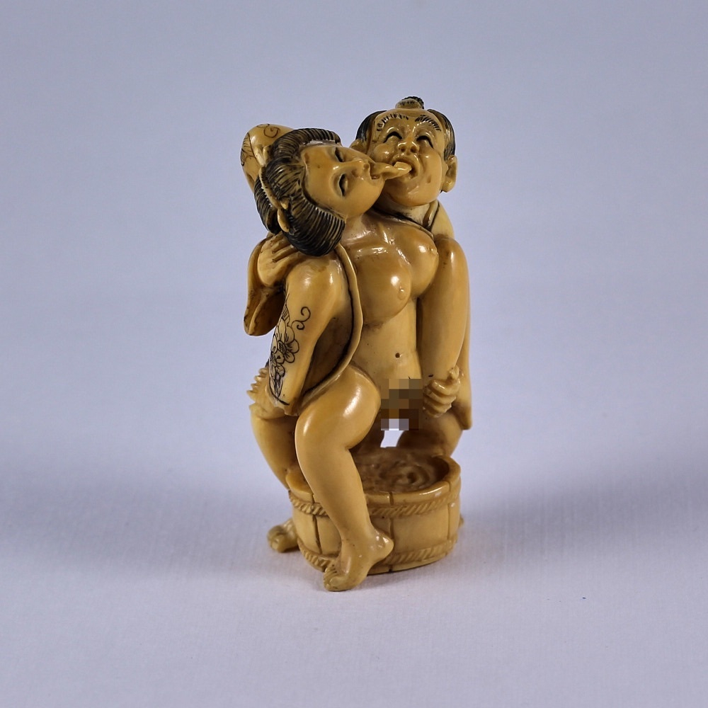 Эротическая статуэтка нэцкэ Любовники моются