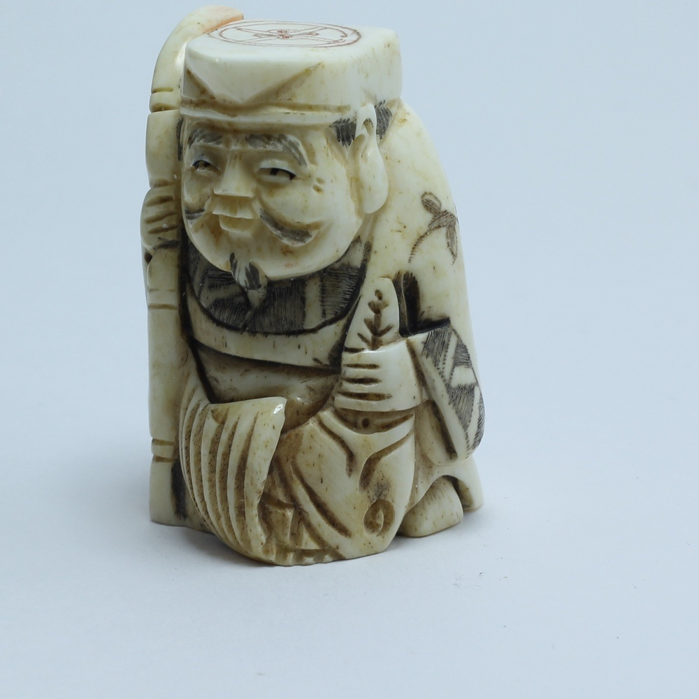 Нэцкэ Эбису с волшебным карпом и посохом