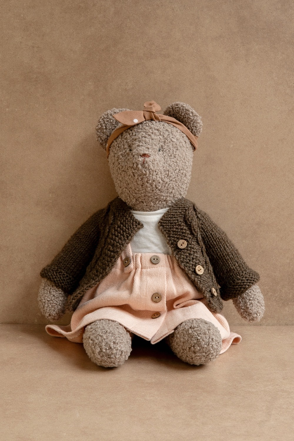 Мишка серо-бежевый в коричневом кардигане
