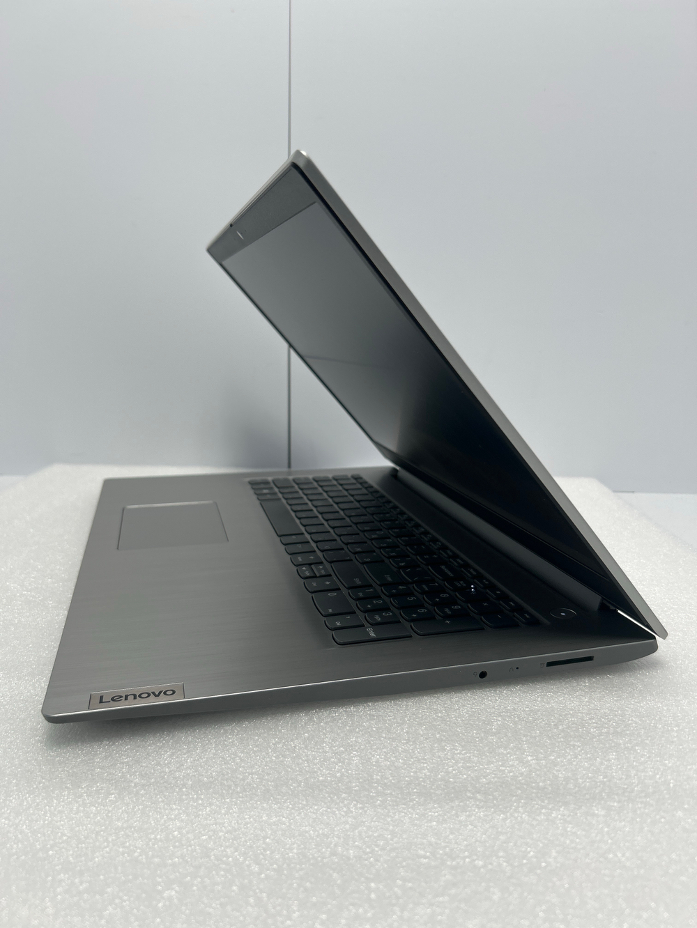 Ноутбук Lenovo Ideapad 3 17ADA05 (81W2009LRK) 15.6"/AMD Ryzen 3 3250U/RAM 4GB/SSD 256GB/AMD Radeon Graphics/1600x900/IPS/Windows 11/Подсветка кл-ры: нет/Серый. Состояние: B1
