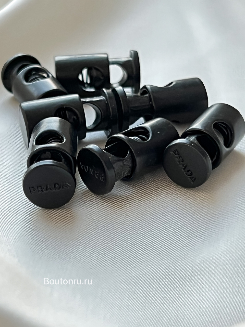 Фиксаторы шнура для одежды черные Прад.