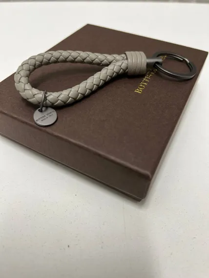 Брелок кожаный Bottega Venetta intrecciato, плетеный