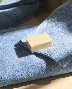 ZARA HOME ОДНОТОННОЕ ПОЛОТЕНЦЕ, СИНИЙ