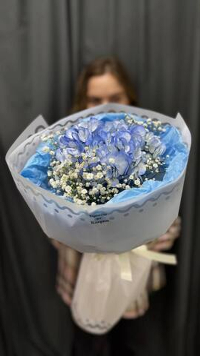Букет из голубой гортензии с добавлением гипсофилы