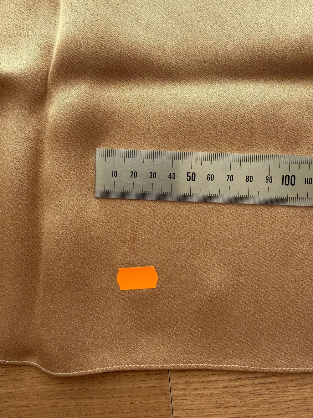 Юбка Бриз из вискозы 100%. Цвет золотисто-бежевый. Пятно спереди по низу. №39