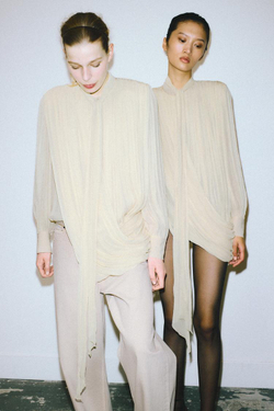 ZARA БЛУЗА СО СБОРКАМИ И ПОДПЛЕЧНИКАМИ — ZW COLLECTION LIMITED EDITION, ЦВЕТ СЛОНОВОЙ КОСТИ