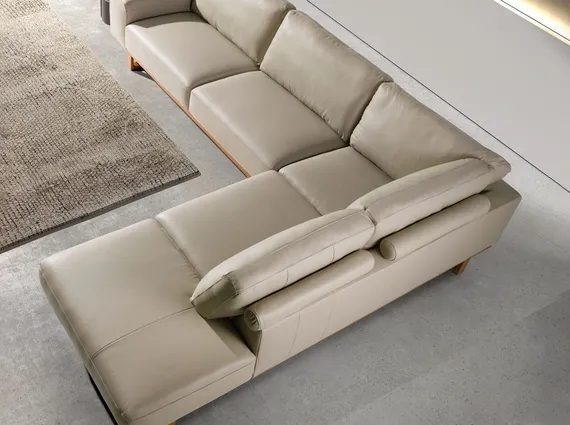 Угловой диван с правым шезлонгом 6203/5603-R-T541011 из песочной кожи