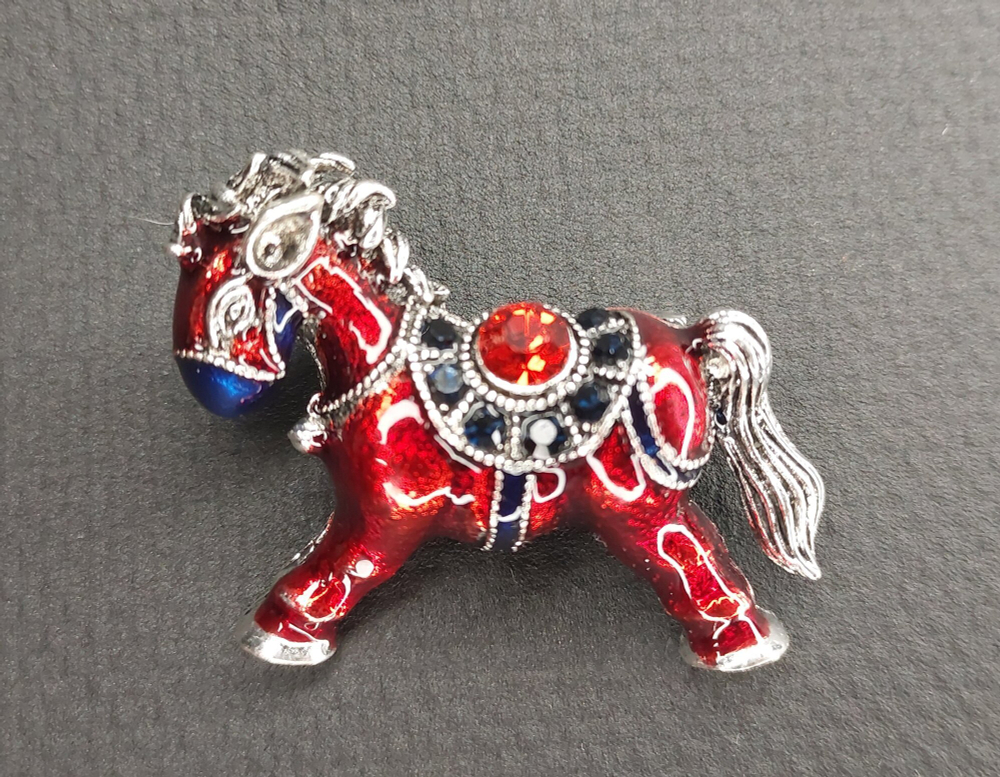 Брошка "Огненная Лошадка", стразы, бижутерный сплав, новогодняя