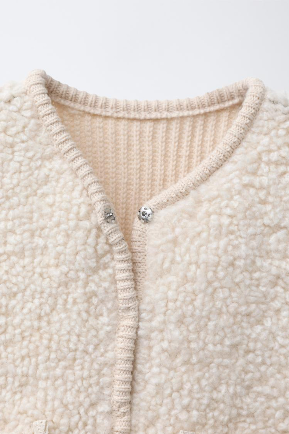 ZARA ВЯЗАНЫЙ ЖИЛЕТ С ИСКУССТВЕННОЙ ОВЧИНОЙ И ЦВЕТОЧНОЙ ВЫШИВКОЙ, ЭКРЮ