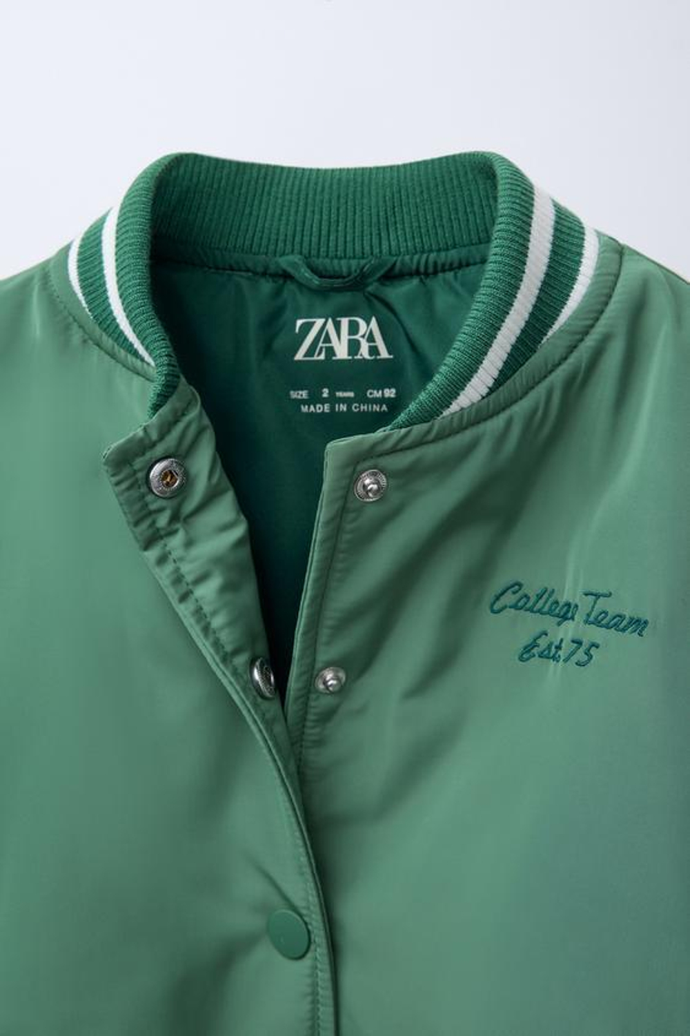 ZARA БОМБЕР С ВЫШИТОЙ НАДПИСЬЮ, ЗЕЛЕНЫЙ