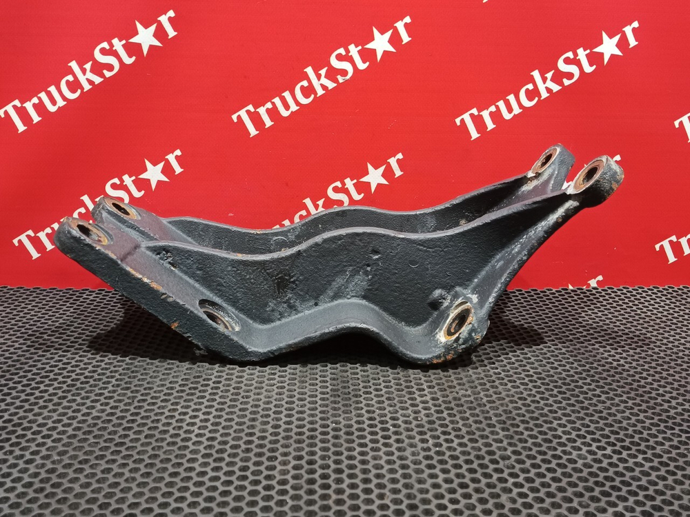 Кронштейн траверсы передней правый 2023г