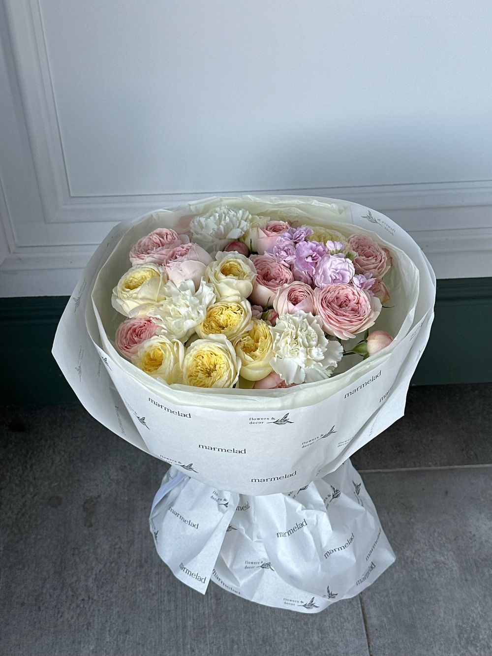 Букет сборный из кустовых пионовидных роз, диантусов и маттиолы