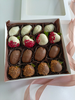 Клубника в шоколаде и финики в шоколаде