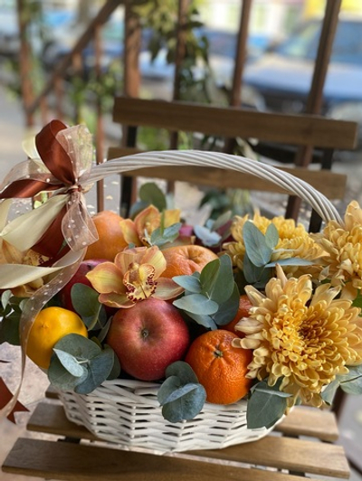 Фруктовая корзина с цветами