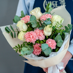 Букет белых роз с розовыми диантусами