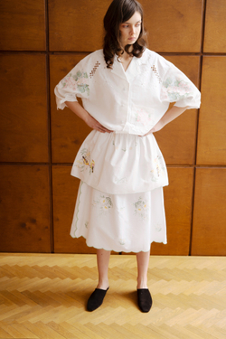 Укороченная рубашка с цветочной вышивкой