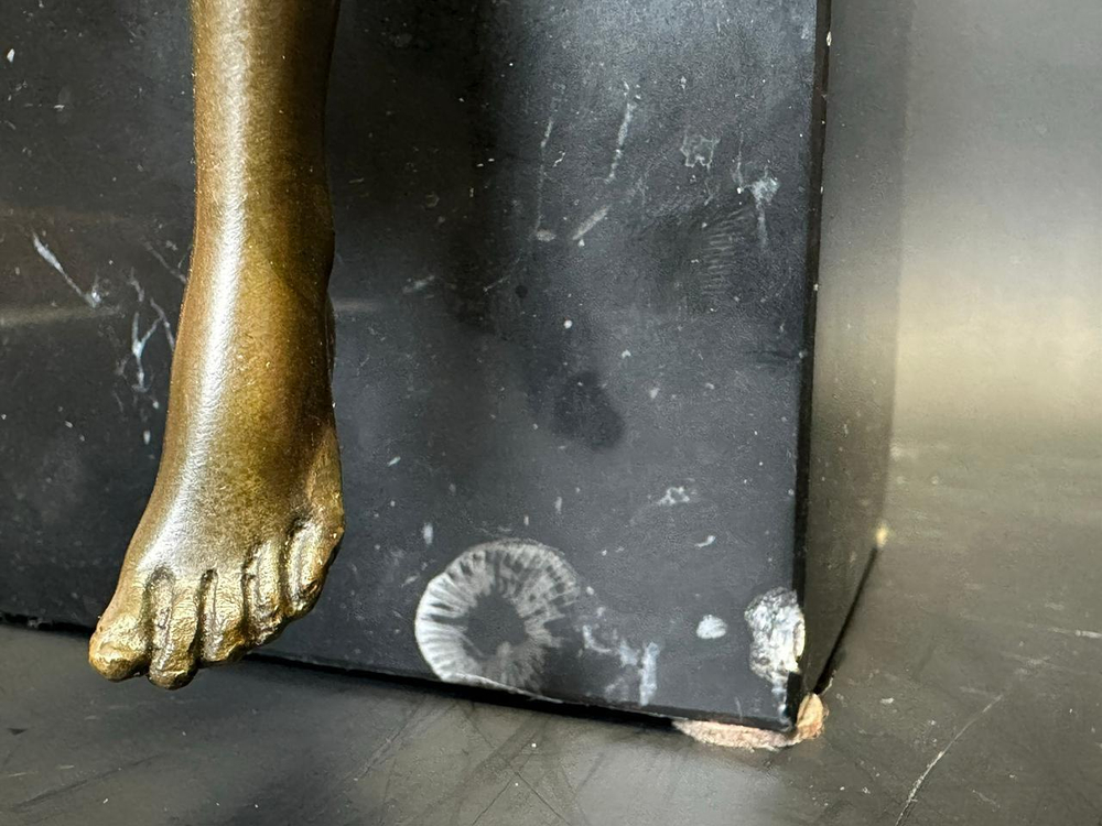 Бронзовая скульптура «Обнаженная на камне»