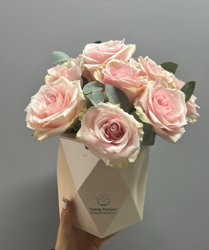 Композиция из роз "Пинк Атена" с эвкалиптом