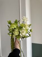 Свадебный букет диантусов, лизиантуса, хелеборуса и амаранта