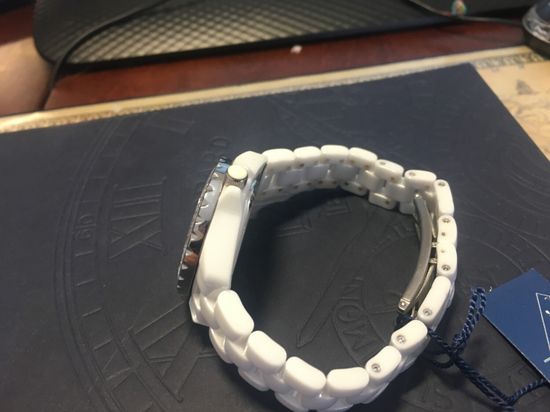 Женские керамические французские часы LeVier L 7514 L Wh/Red вид сбоку