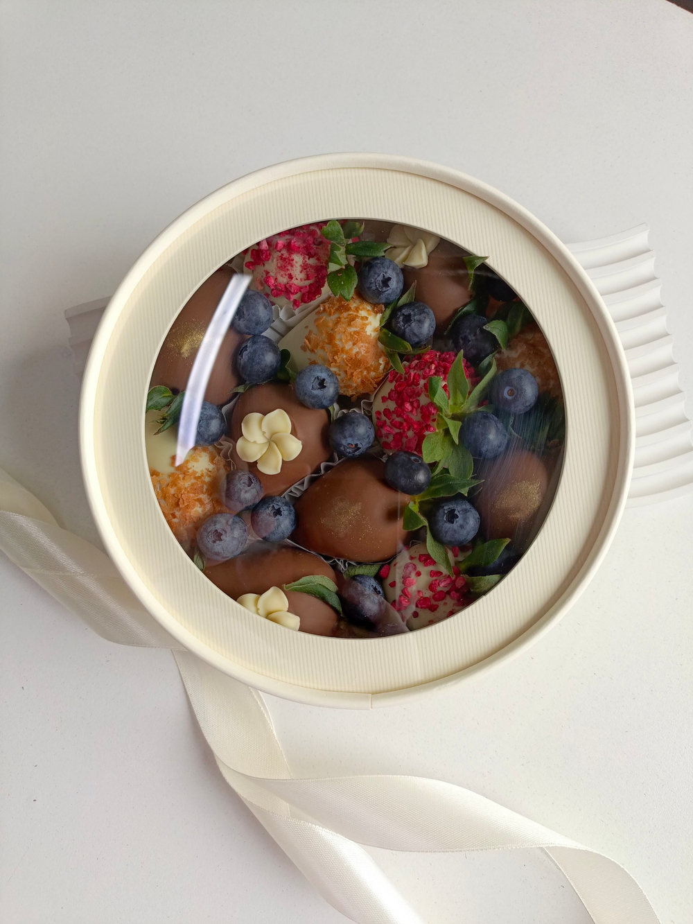 Клубника в шоколаде с ягодами голубики