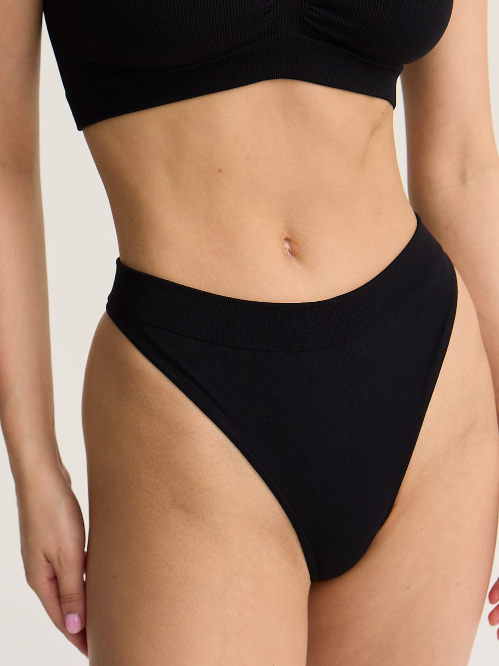 Бесшовные трусы стринги со средней посадкой