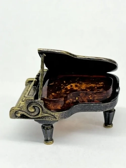 Бронзовая статуэтка на янтаре